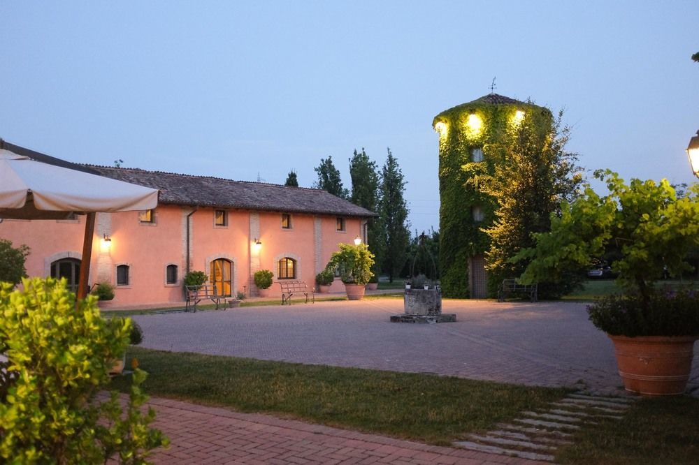 Relais Cascina Scottina Guest House Cadeo ภายนอก รูปภาพ